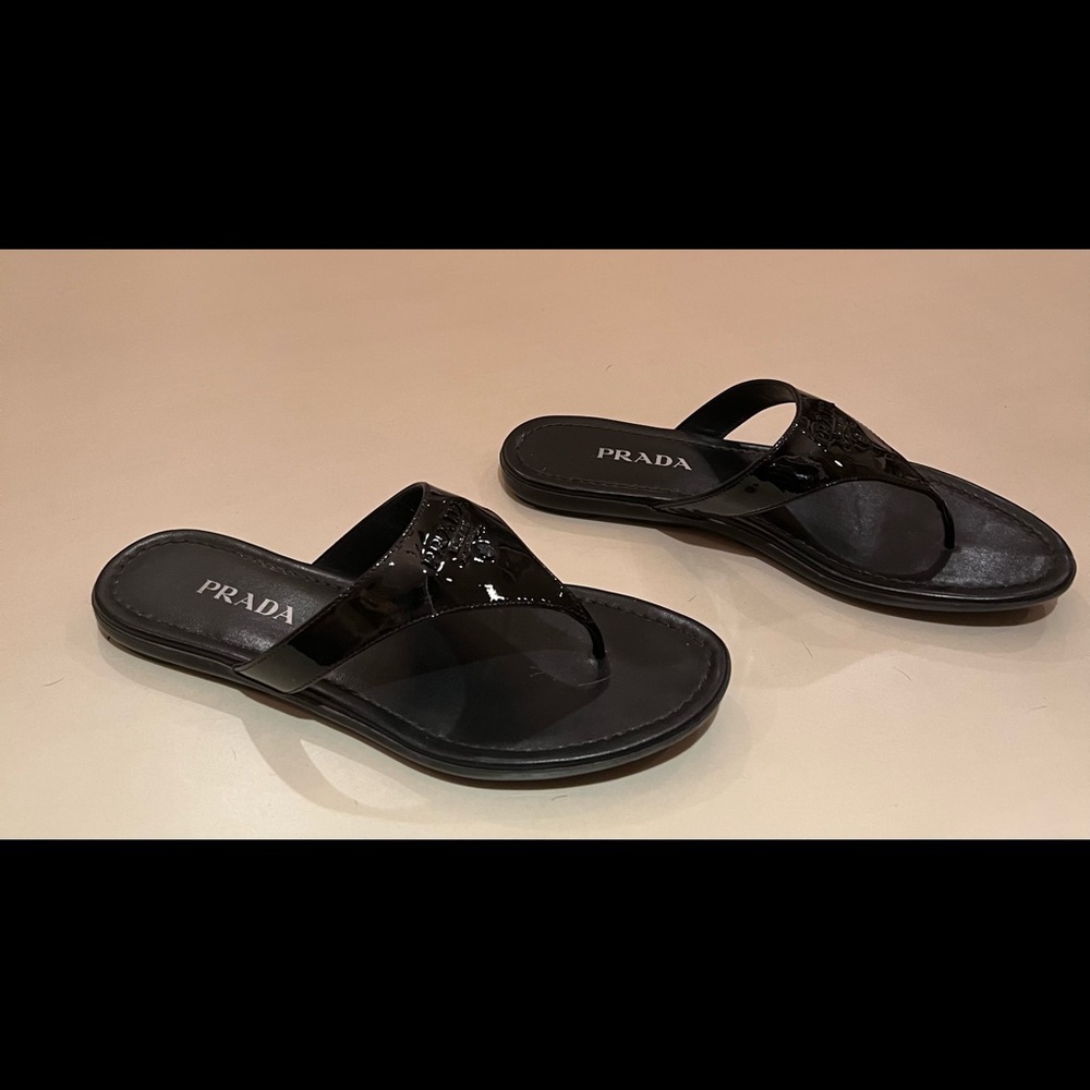 Prada black leather patent thong flip flop sandal size 38.5. Like new Worn twice